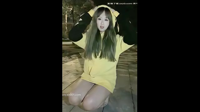 Địt gái đứng đường nơi công cộng livestream trực tiếp